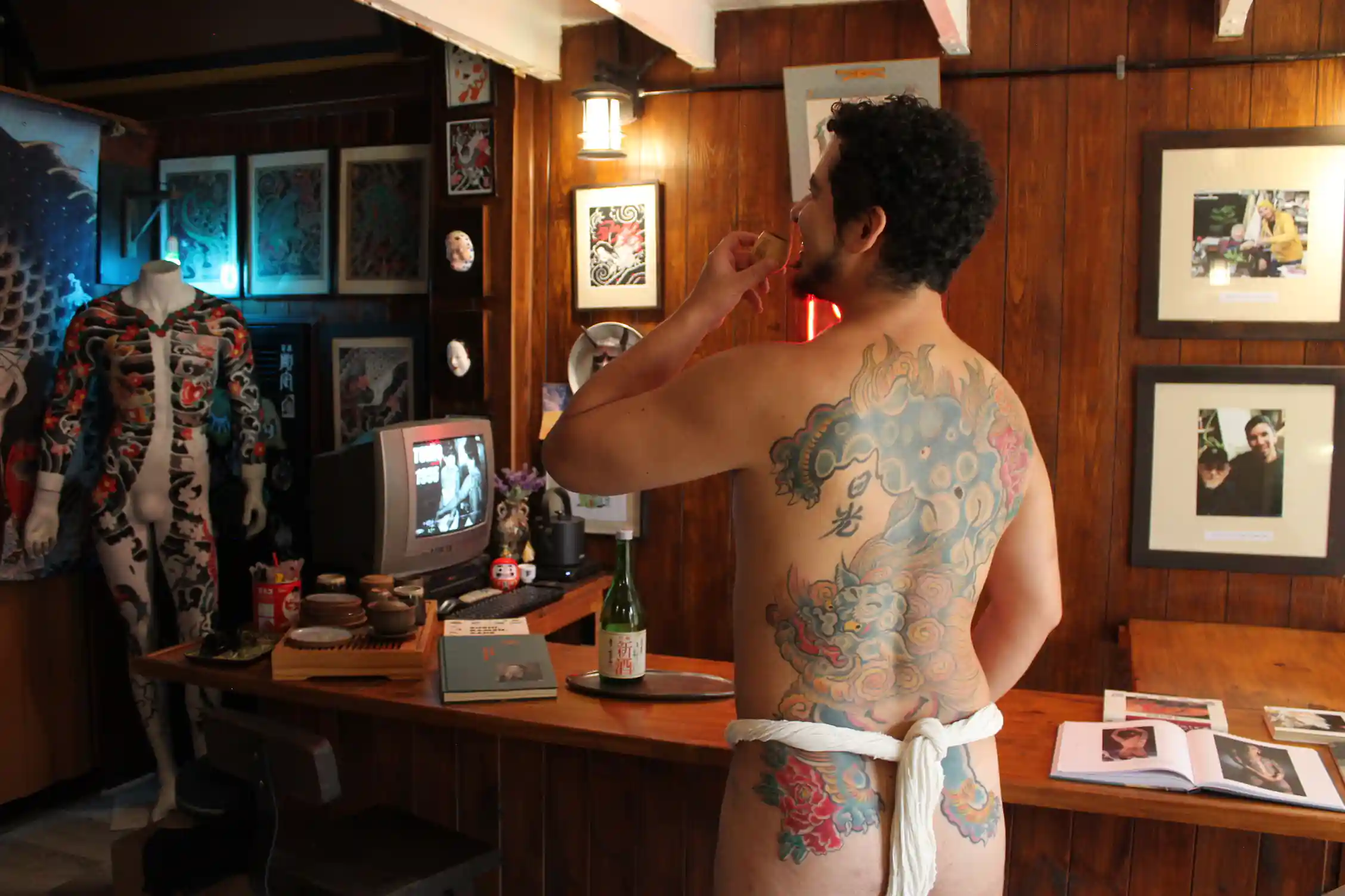Karajishi, ¿qué significa tatuarse una espalda completa con este león mitológico?