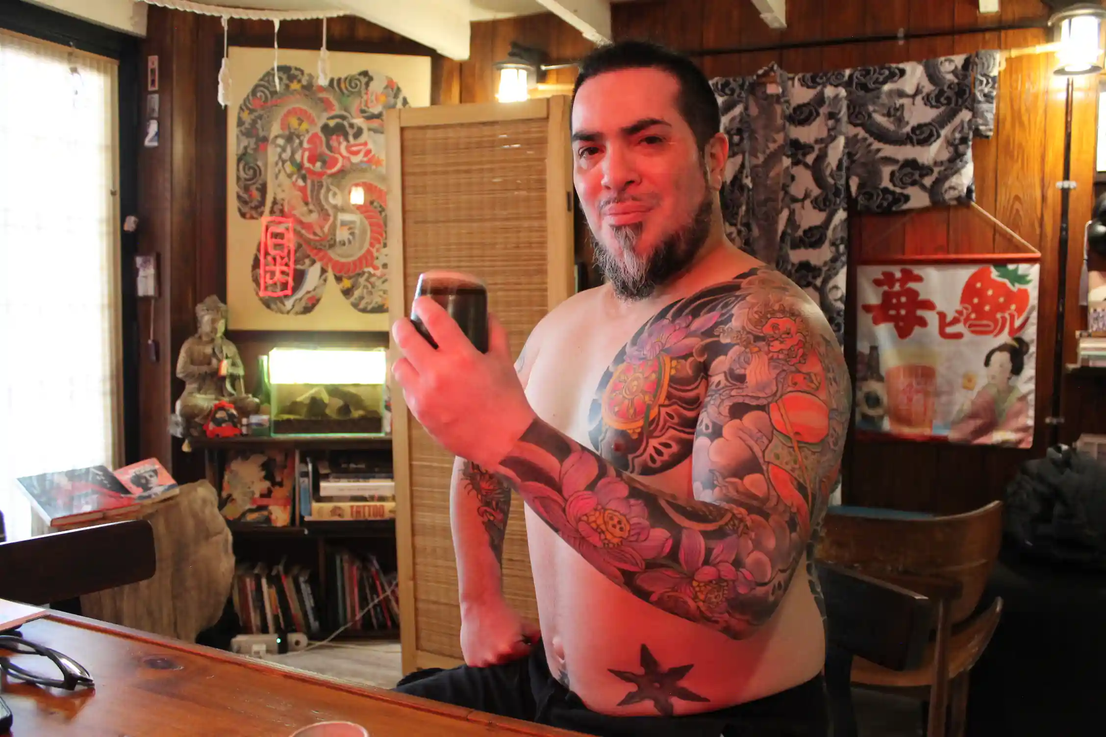 Composición final del tatuaje japonés con Makahala, loto, Rueda del Dharma y fondo gakubori