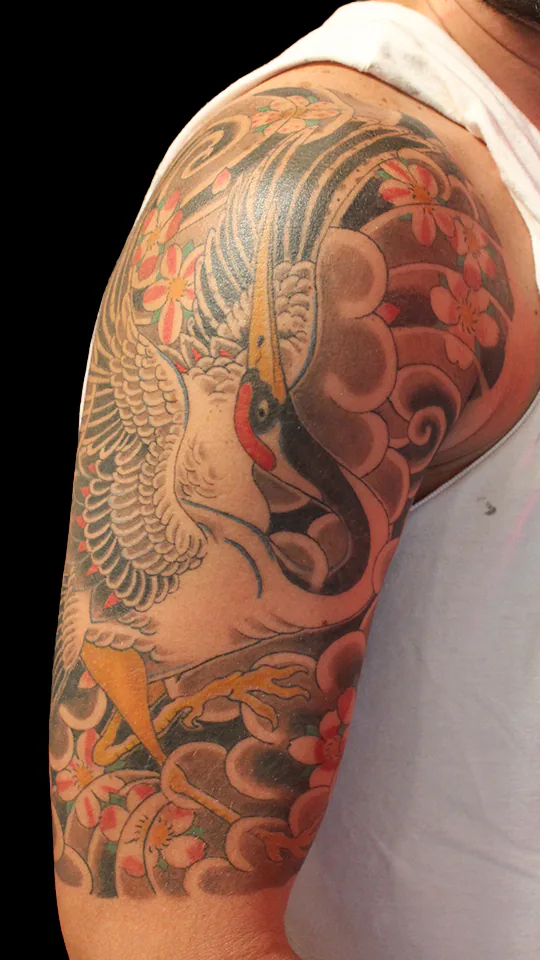 Tatuaje japonés de Grulla (Tsuru) Media Manga vista de Costado por Nikko Quiroga